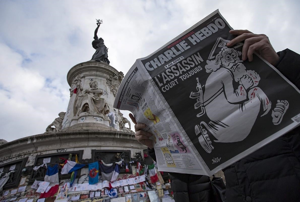 Un hombre lee el número de «Charlie Hebdo» que conmemora la matanza