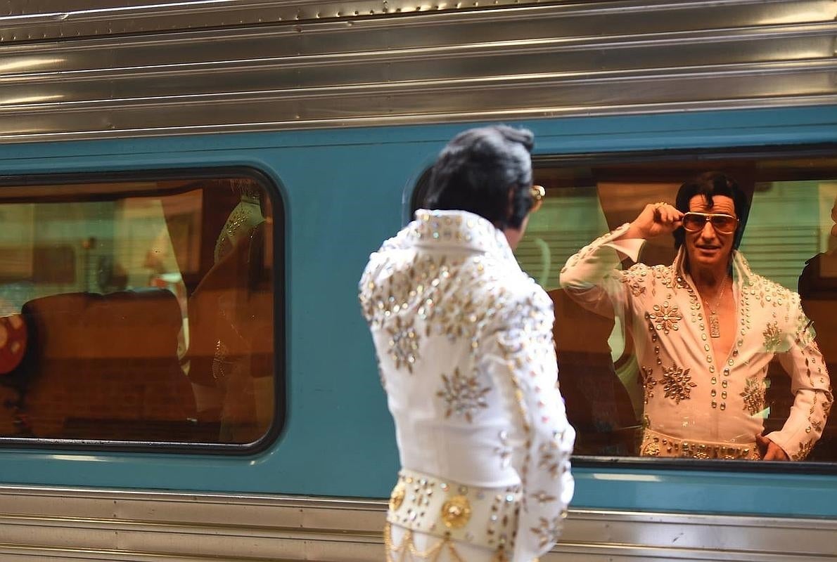 Un admirador e imitador de Elvis Presley aborda el «Elvis Express» en la Estación Central de Sídney