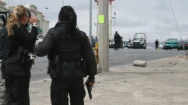Fotografía de archivo de unas policías vigilando la escena de un crimen en Ciudad Juárez(México)