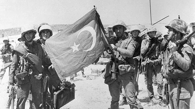 Soldados turcos durante la invasión de la isla de 1974