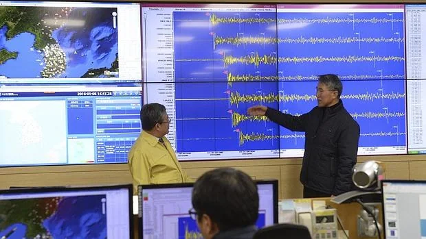 Dos dirigentes de Corea del Sur interpretan en Seúl los gráficos que detectaron actividad sísmica tras la prueba nuclear de Corea del Norte