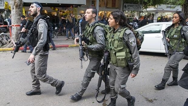 Las fuerzas de seguridad israelíes rastrean los alrededores de la cafetería poco después del atentado