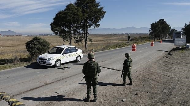 Agentes federales y del Ejército mexicano custodian el penal de máxima seguridad del Altiplano, en el municipio de Almoloya de Juárez, en el Estado de México, de donde escapó el narcotraficante «El Chapo»