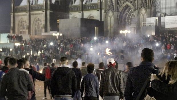 Fotografía que muestra a una multitud en los alrededores de la catedral y la estación de tren en Colonia (Alemania) el pasado 31 de diciembre