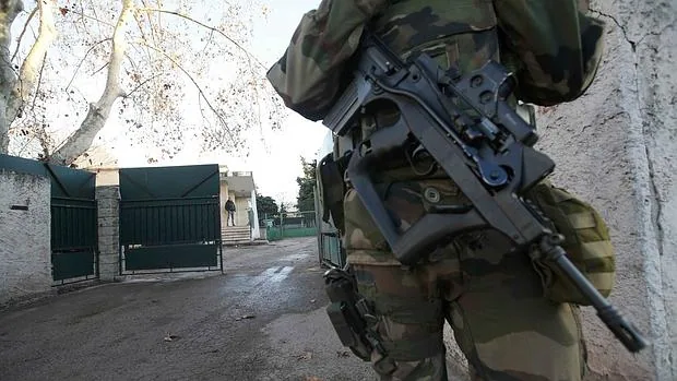 Un militar francés custodia la entrada de una escuela judía en Marsella