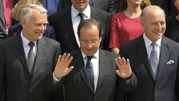 El presidente Hollande, junto a Jean-Marc Ayrault (i) y Laurent Fabius, en la foto de familia del nuevo Gobierno