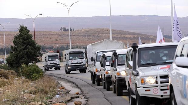 Un convoy de Cruz Roja este lunes saliendo de Damasco hacia Madaya