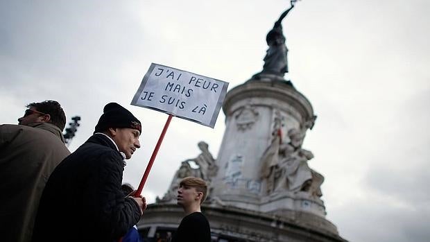 Un hombre asiste a los actos conmemorativos en recuerdo de los dibujantes de «Charlie Hebdo»