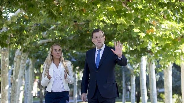 El presidente del Gobierno, Mariano Rajoy, con Lilian Tintori, esposa del opositor venezolano Leopoldo López,hace unos meses