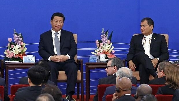 Los presidentes Xi Jinping y Rafael Correa en un encuentro de la CELAC en China en 2015