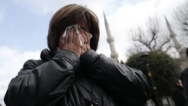 Una mujer llora durante el acto en recuerdo de los muertos en el atentado suicida de Estambul