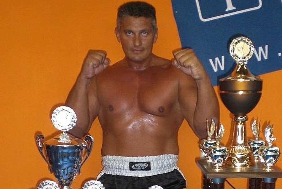 Ivan Jarcevic posa con sus trofeos de kickboxer