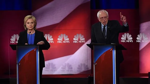 Hillary Clinton y Bernie Sanders, durante el debate demócrata