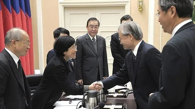El hasta ahora primer ministro Mao Chi-kuo (dcha) junto a la futura presidenta y líder del Partido Demócrata Progresista (PDP), Tsai Ing-Wen