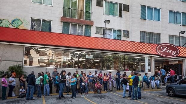 Las esperas se suceden en las puertas de los supermercados venezolanos