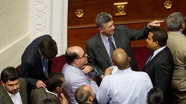 Henry Ramos Allup (arriba, en el centro) habla con diputados de la bancada chavista y opositora