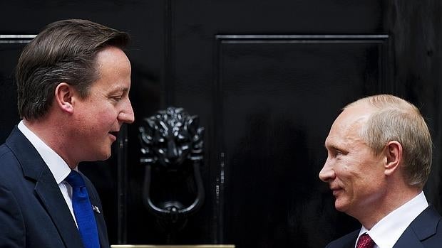 El primer ministro británico, David Cameron, recibe al presidente ruso, Vladímir Putin (dcha), a las puertas del Nº10 de Downing Street en Londres