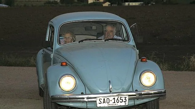 Carmena y Mujica, de paseo en el Volkswagen 'escarabajo' del exmandatario
