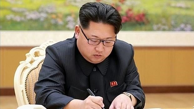 Kim Jong-un durante la firma de la orden para la prueba de la bomba de hidrógeno