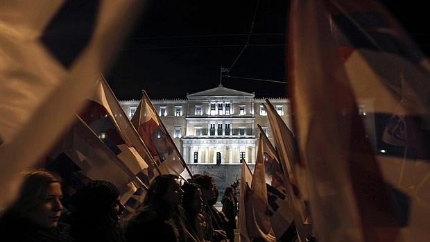 Cientos de militantes del sindicato comunista PAME participan ayer en una marcha contra la reforma de pensiones en Atenas