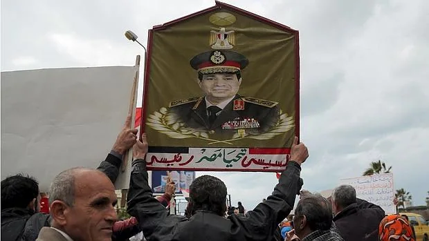 Seguidores de Al Sisi, le muestran su apoyo en la plaza Tahrir