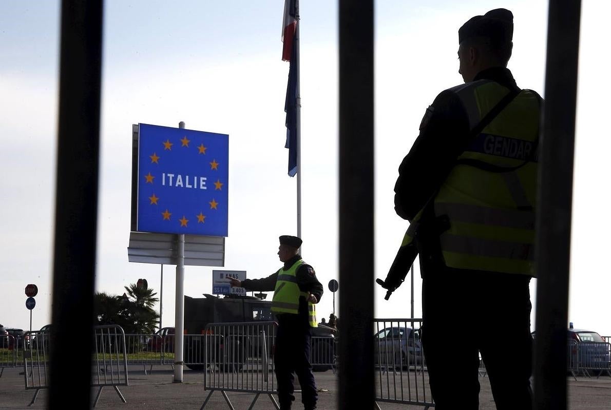 Un grupo de gendarmes franceses vigilan la frontera gala con Italia en Menton