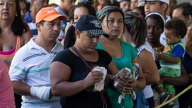 Cola para comprar una bolsa con alimentos en un edificio del plan gubernamental Misión Vivienda, el pasado 23 de enero en Caracas