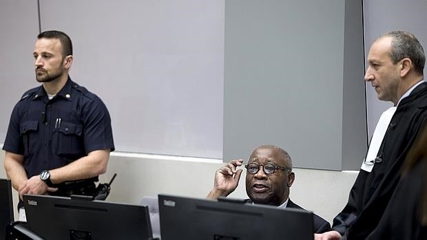 Laurent Gbagbo, acompañado de su abogada, hoy antes de empezar el juicio en La Haya