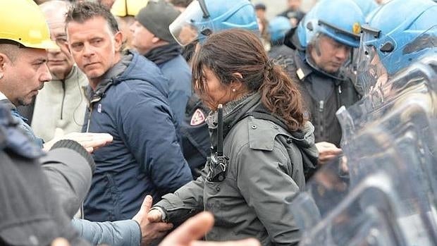 La policía antidisturbios Maria Teresa Canessa estrecha la mano de un manifestante en Génova