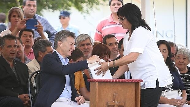 Mauricio Macri colabora con la colecta en una misa en Córdoba (Argentina)
