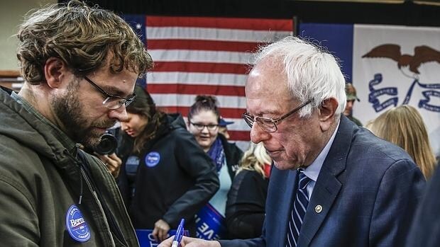 Bernie Sanders, precandidato demócrata y senador por Vermont, firma un autógrafo este sábado en Manchester, Iowa