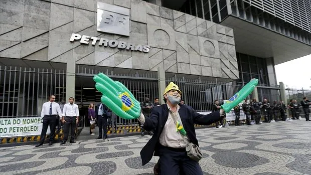 Protesta de un trabajador contratado por Petrobras, que lleva una máscara de Lula da Silva, junto a la sede de la petrolera estatal en Río de Janeiro