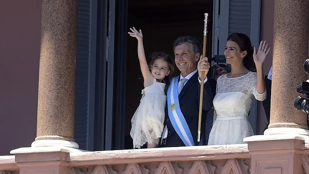 El presidente argentino, Mauricio Macri, saluda junto a su esposa, Juliana Awada, y a su hija Antonia