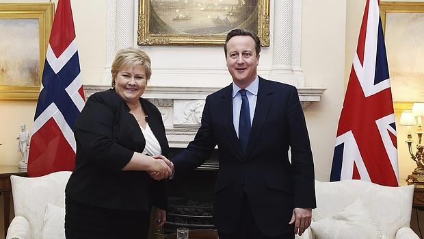 Cameron, saluda a su homóloga de Noruega, Erna Solberg , a su llegada al 10 de Downing Street