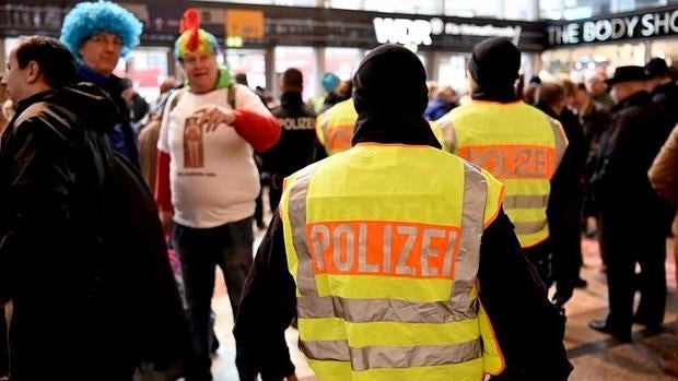 Oficiales de policía, en Colonia durante la celebración del carnaval