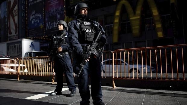 Dos agentes de policía vigilan la zona de Times Square en Nueva York, Estados Unidos