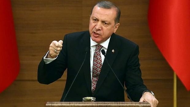 Recep Tayyip Erdogan, el presidente turco, atiende a los medios