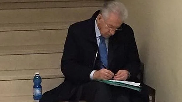 Mario Monti da una lección de sobriedad en la fila de un hospital de Milán