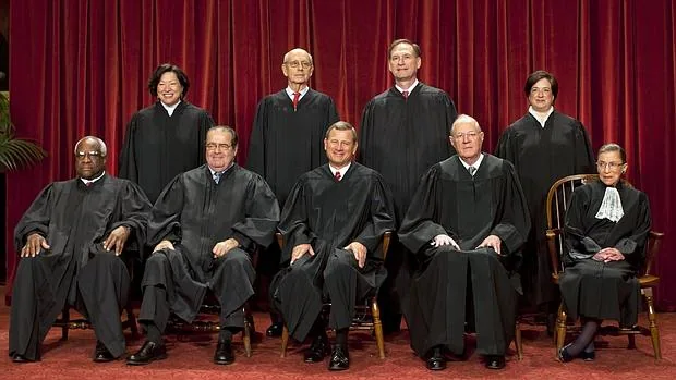 El juez Antonin Scalia (segundo por la izquierda), junto a los demás miembros del Tribunal Supremo de EE.UU., en una imagen de 2010 en Washington