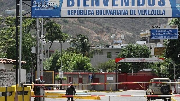 Un miembro de la guardia bolivariana vigila la frontera entre Venezuela y Colombia