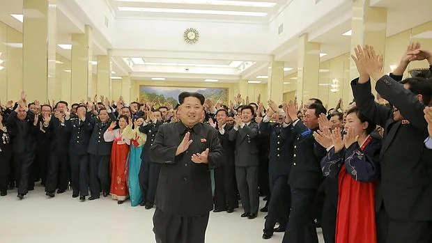 Kim Jong-un asiste a un banquete para los contribuyentes del reciente lanzamiento de un cohete