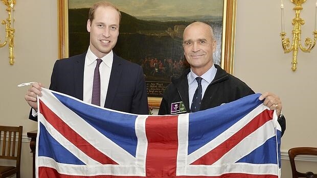El Príncipe Guillermo y el explorador Henry Worsley posan con la bandera británica en Kensington Palace, Londres