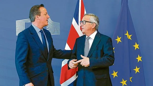 David Cameron (izquierda) y Jean-Claude Junker, ayer en Bruselas