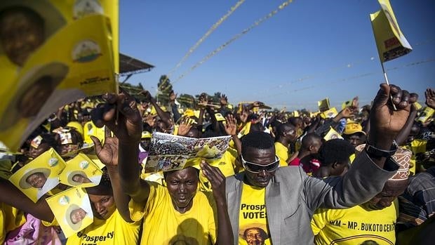 Seguidores del presidente de Uganda, Yoweri Museveni, acuden a su último acto de campaña