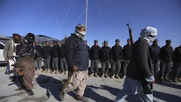 Exmilitantes talibanes entregan sus armas durante una ceremonia de reconciliación celebrada en Herat, Afganistán