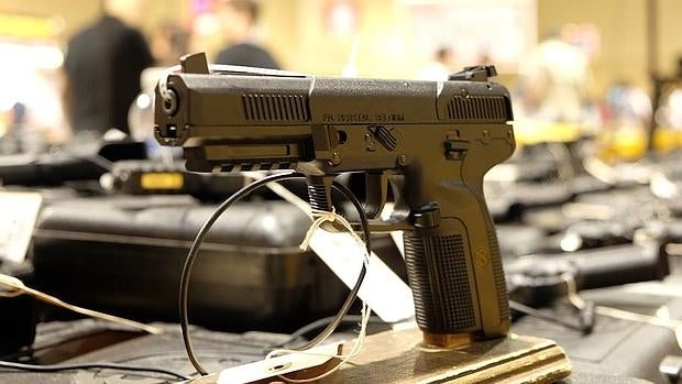 Una pistola en la Feria de Armas de Miami