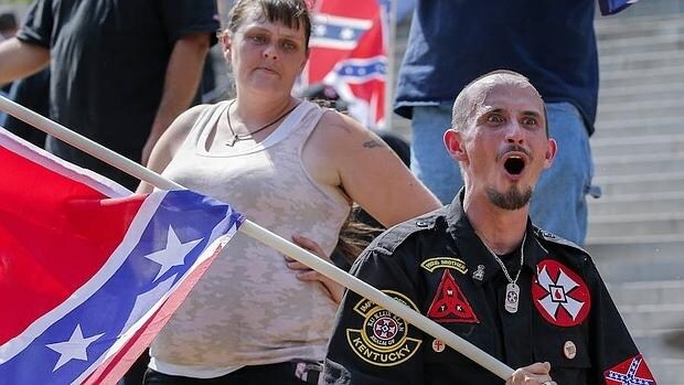 Un grupo de supremacistas blancos se manifiestan con la bandera confederada