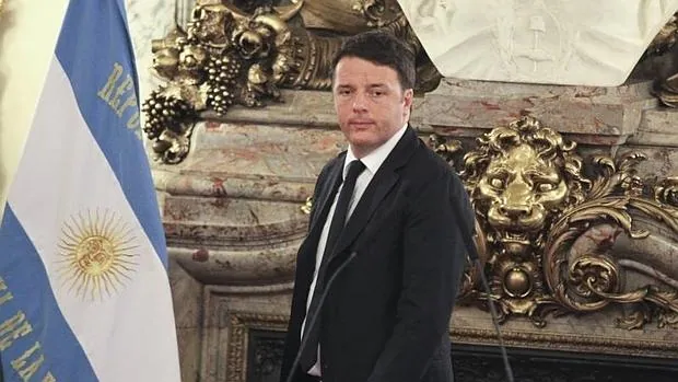 El primer ministro italiano, Matteo Renzi, es recibido por el presidente argentino en la Casa Rosada
