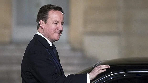 El primer ministro británico, David Cameron, tras reunirse en el Elíseo con François Hollande