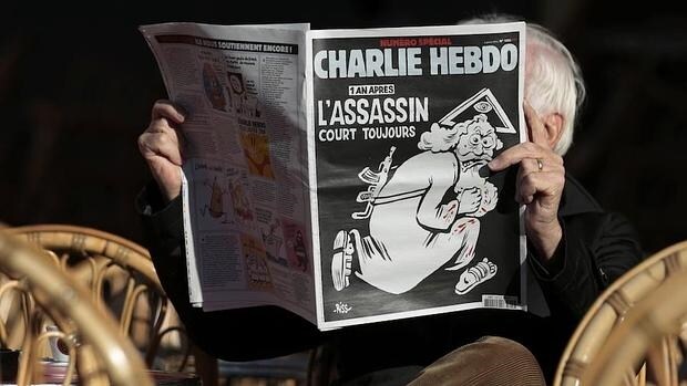 Un hombre lee «Charlie Hebdo»